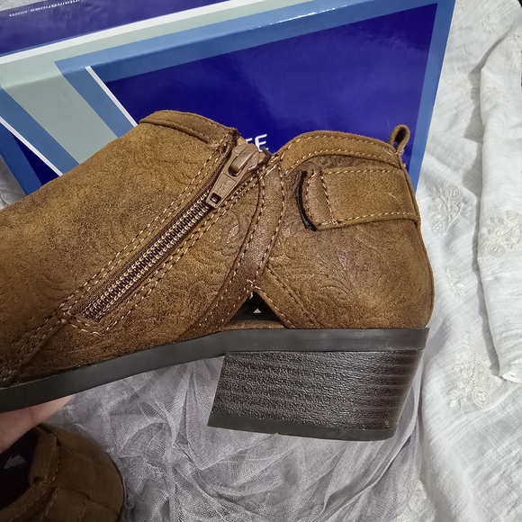 White Mountain Men's Brown Ankle Boots - Picture 4 of 10